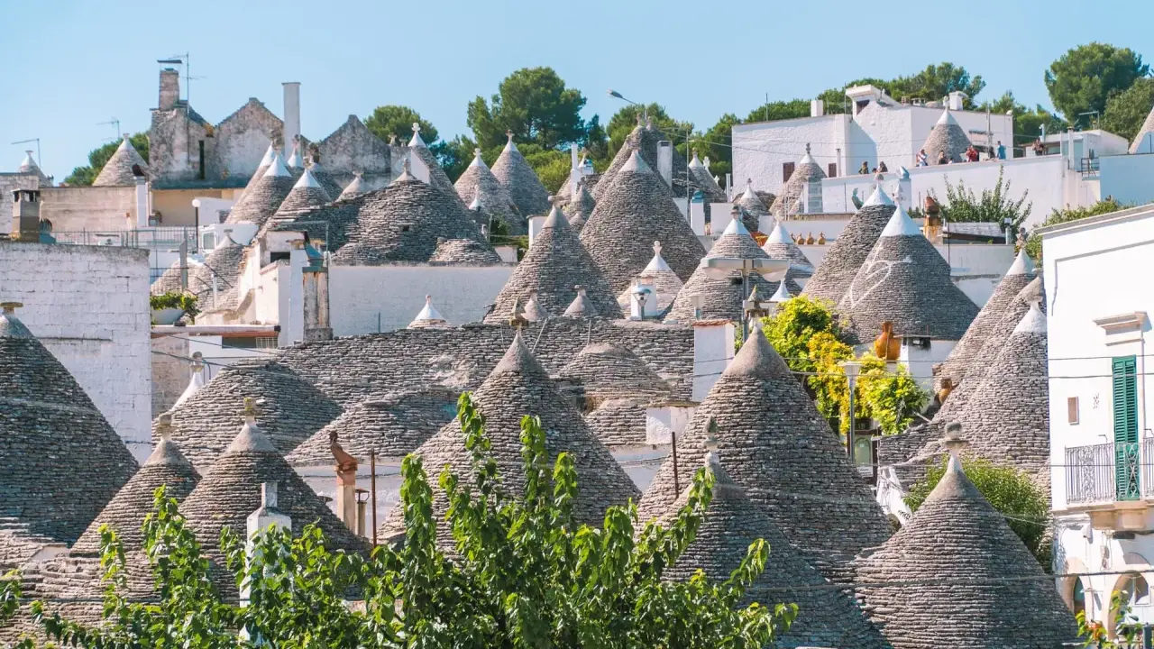 Urokliwe trulli w Alberobello, Włochy, tworzą bajkowy krajobraz z kamiennymi stożkowymi dachami.