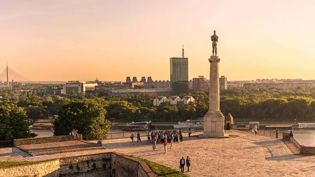 Pomnik Zwycięstwa na Kalemegdan w Belgradzie. Wspaniały widok na miasto i rzekę, idealne miejsce, by zobaczyć Belgrad.