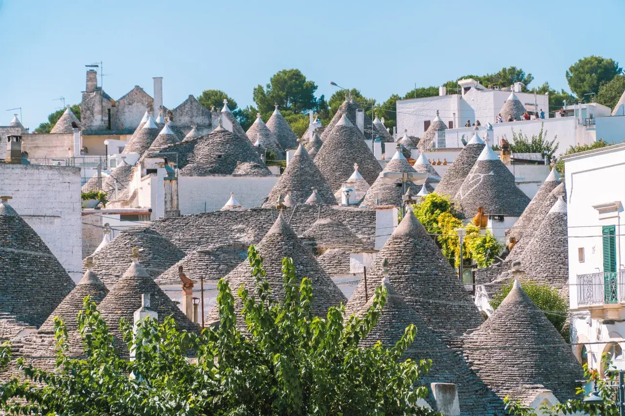 Urokliwe trulli w Alberobello, Włochy, tworzą bajkowy krajobraz z kamiennymi stożkowymi dachami.