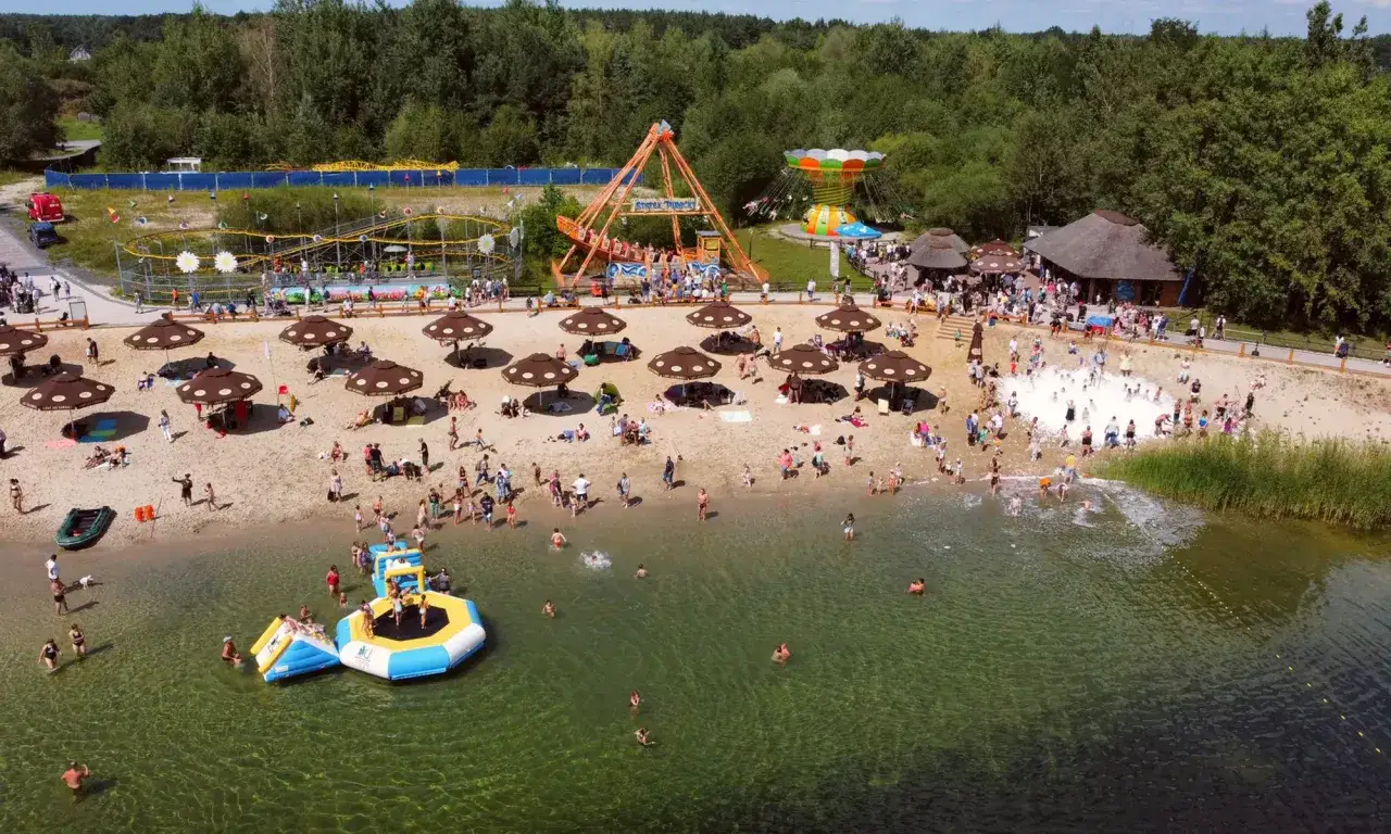 Wakacyjny raj z mnóstwem atrakcji dla dzieci w Kujawsko-Pomorskiem: plaża, wodne place zabaw, karuzele i zjeżdżalnie.