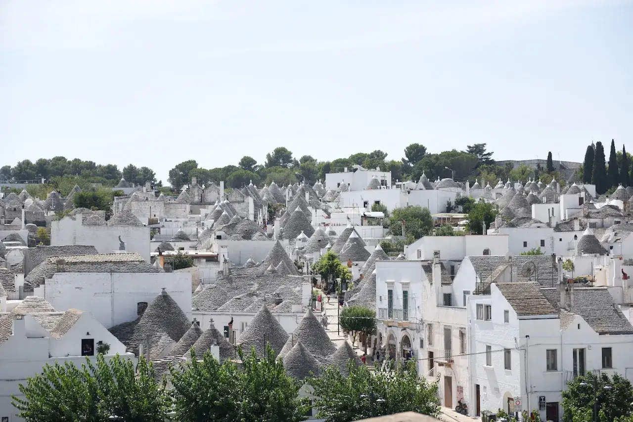 Malownicze trulli w Alberobello, Włochy, tworzą bajkowy krajobraz.