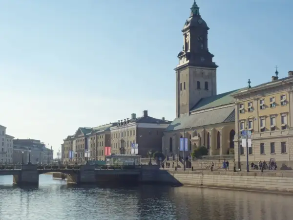 Goteborg, Szwecja. Przewodnik po mieście: kanał, most, zabytkowe budynki i wieża kościelna.
