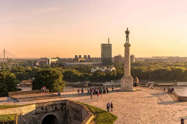 Pomnik Zwycięstwa na Kalemegdan w Belgradzie. Wspaniały widok na miasto i rzekę, idealne miejsce, by zobaczyć Belgrad.
