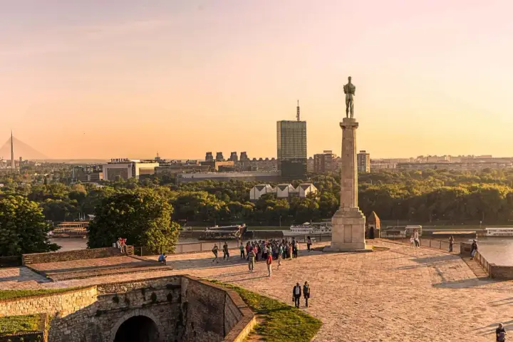 Pomnik Zwycięstwa na Kalemegdan w Belgradzie. Wspaniały widok na miasto i rzekę, idealne miejsce, by zobaczyć Belgrad.