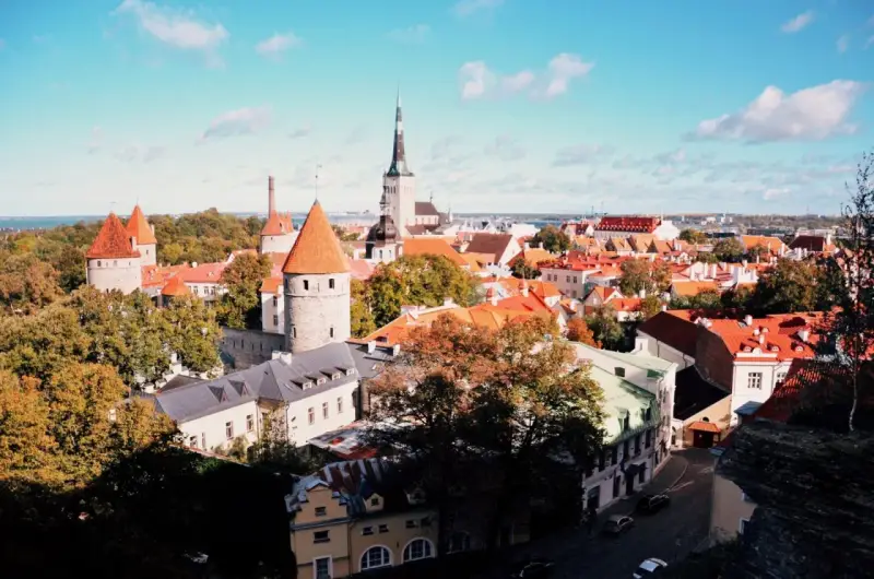 Widok na zabytkowe wieże i czerwone dachy Starego Miasta w Tallinnie. Idealne miejsce, by odkryć, co w Tallinnie warto zobaczyć.